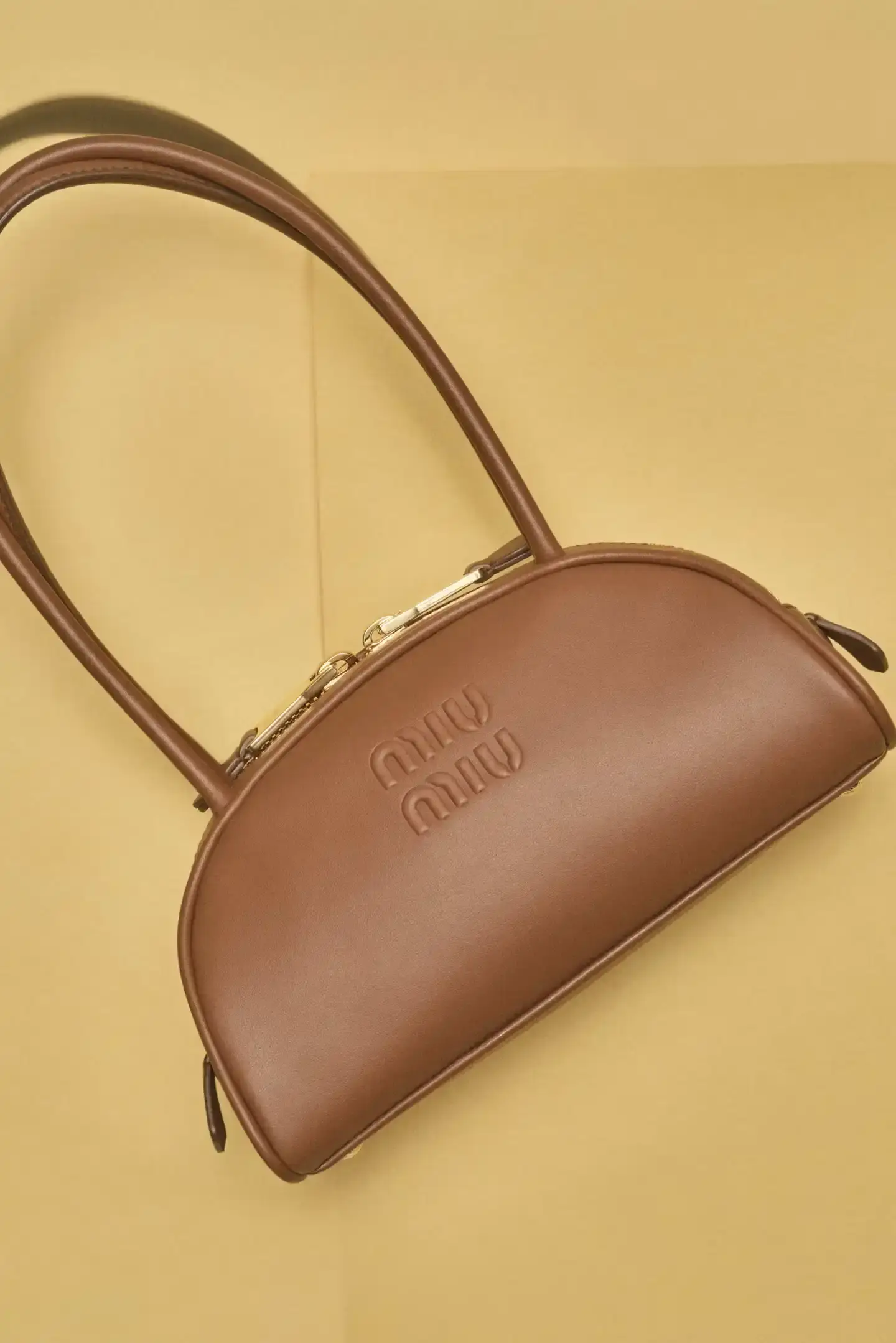 MIU MIU OPENS 2026 WITH PRELUDE COLLECTION Miu Miu introduces Prelude collection for 2026, featuring workwear-inspired pieces, two new sneaker models with customization options, and a range of bags and ready-to-wear items. (image 2 of 10)