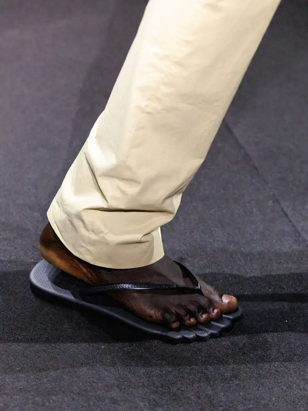 MM6 MARGIELA TEAMS UP WITH HAVAIANAS ON RUNWAY image overview describing the runway footwear collaboration between MM6 Maison Margiela and Havaianas for visually impaired readers.