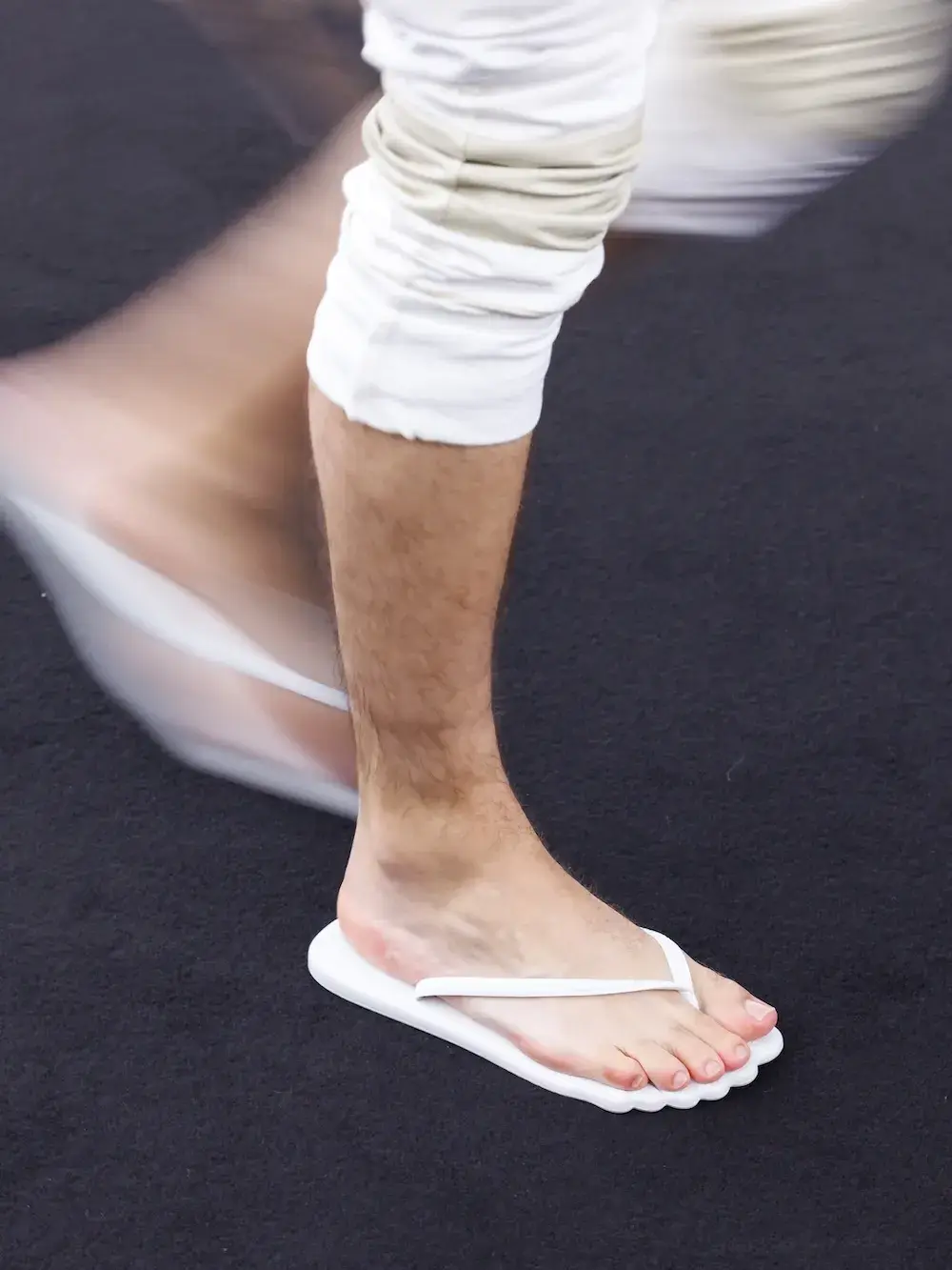 MM6 MARGIELA TEAMS UP WITH HAVAIANAS ON RUNWAY image overview describing the runway footwear collaboration between MM6 Maison Margiela and Havaianas for visually impaired readers. (image 3 of 3)