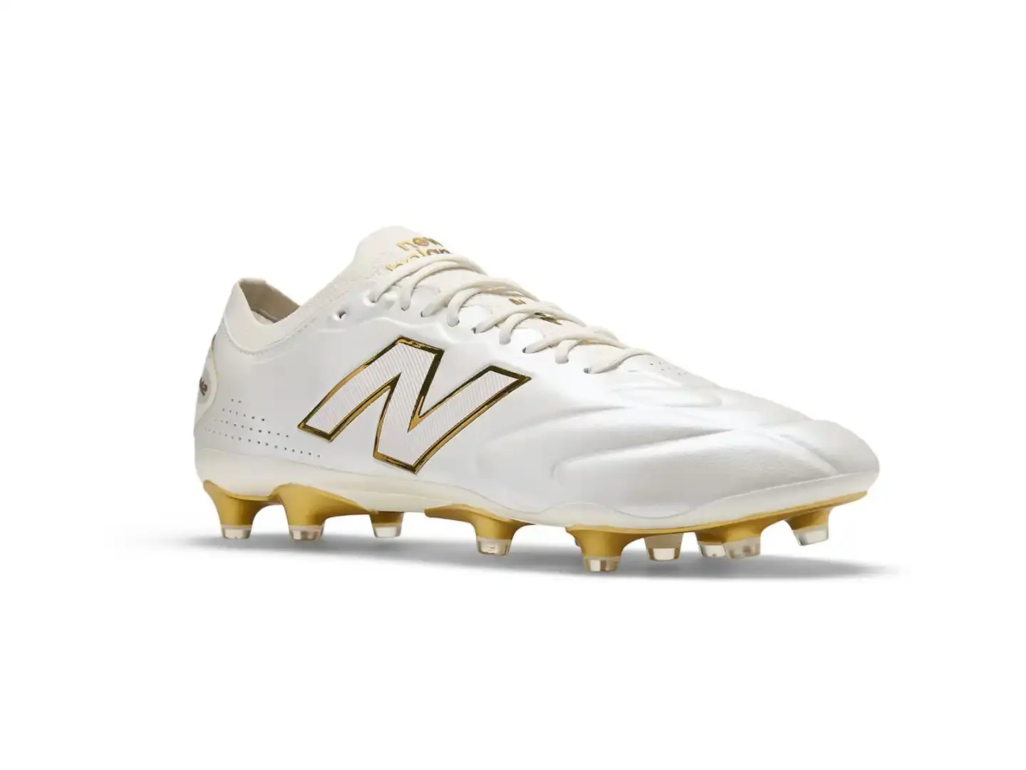 image reviewing the New Balance 442 v3 football boot, covering its premium materials, fit features, dual-injection nylon outsole, and December 2025 Sea Salt limited edition launch with availability in Spain.