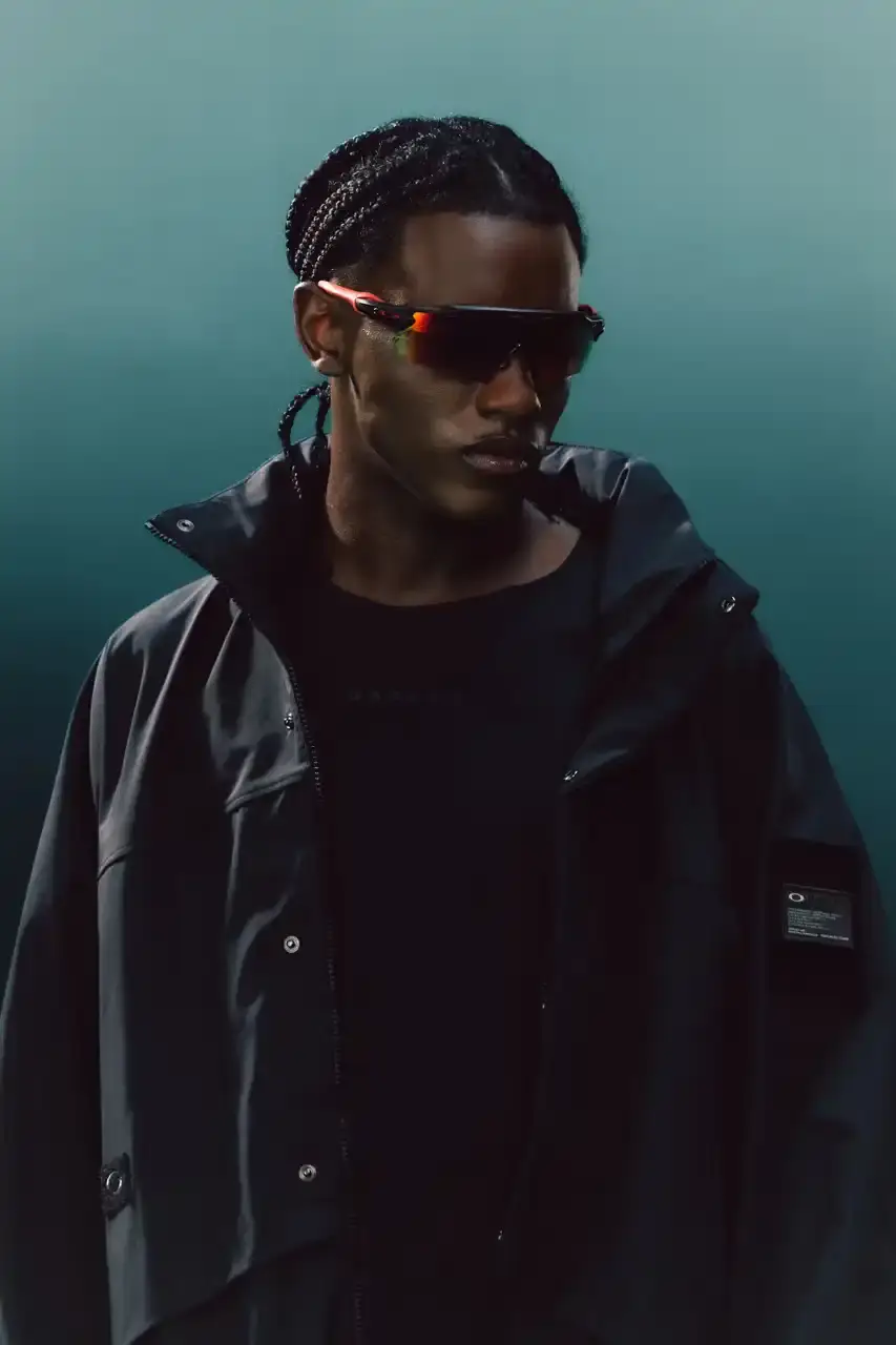 OAKLEY MERGES GAMING AND STYLE WITH 100 THIEVES EYEWEAR LINE Detailed description of a collaborative eyewear collection between Oakley and esports organization 100 Thieves. Two sunglasses models are presented, highlighting their unique features, lens technologies, design inspirations, and pricing. The collection bridges gaming culture and performance eyewear, offering functional designs for digital and physical activities.