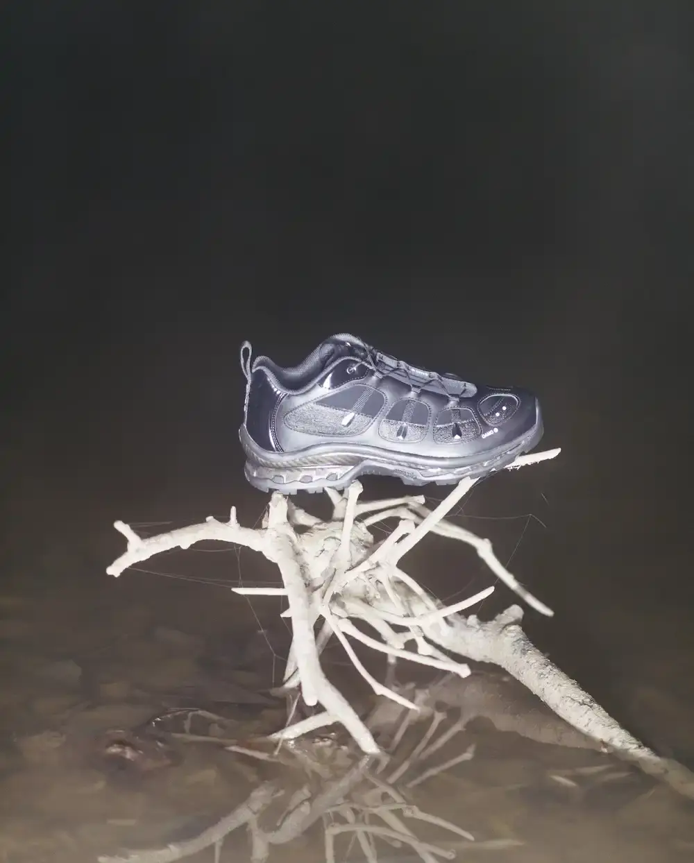 OAMC AND SALOMON RELEASE XT-QUEST HYBRID SNEAKERS image details the OAMC x Salomon XT-QUEST Black/Silver shoe release, describing the design, features, and technical specifications.