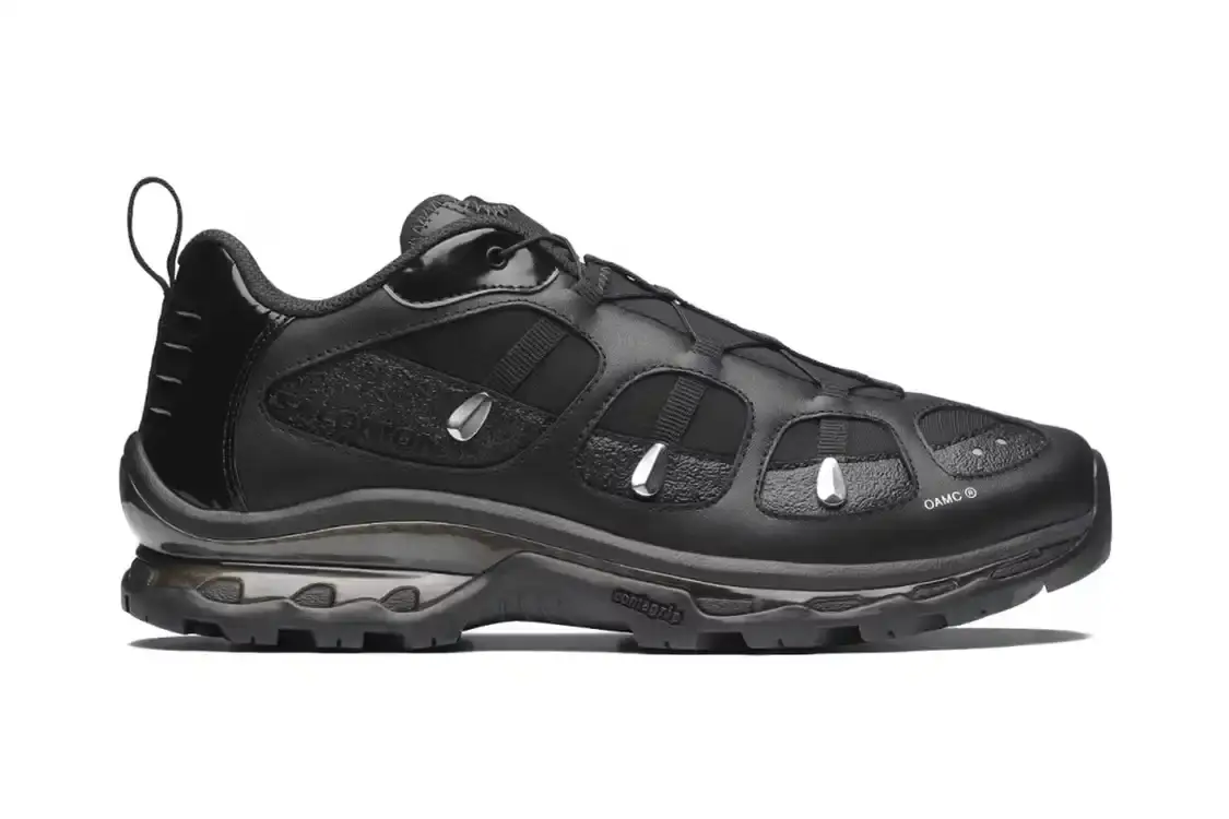 OAMC AND SALOMON RELEASE XT-QUEST HYBRID SNEAKERS image details the OAMC x Salomon XT-QUEST Black/Silver shoe release, describing the design, features, and technical specifications.