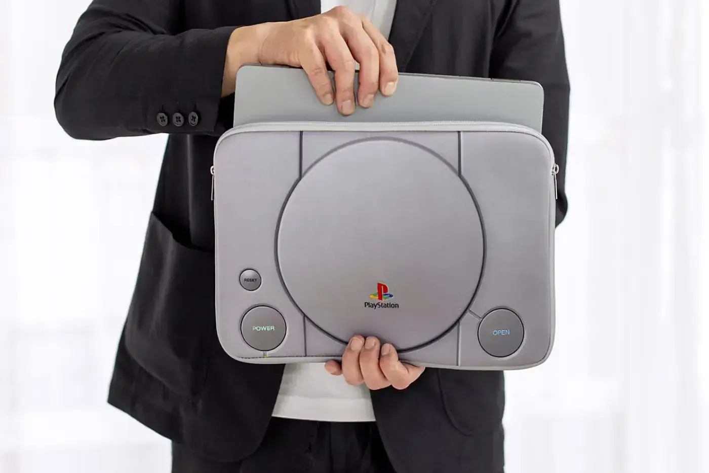 ORIGINAL PLAYSTATION CONSOLE REBUILT AS CUSHION CASE image describing the design, dimensions, price, and practical use of the new PlayStation console laptop bag from Takarajimasha. (image 2 of 5)