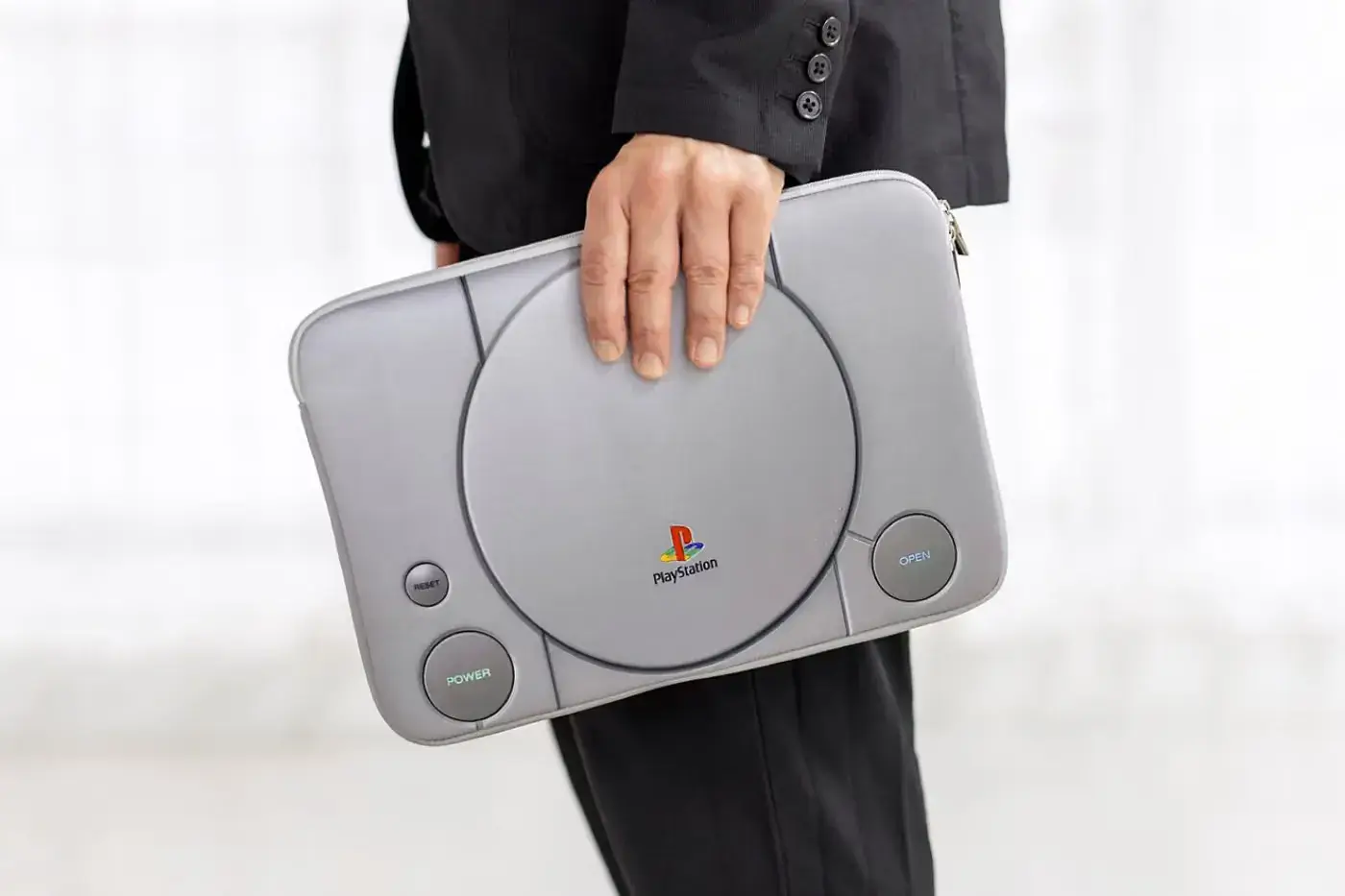 ORIGINAL PLAYSTATION CONSOLE REBUILT AS CUSHION CASE image describing the design, dimensions, price, and practical use of the new PlayStation console laptop bag from Takarajimasha. (image 3 of 5)