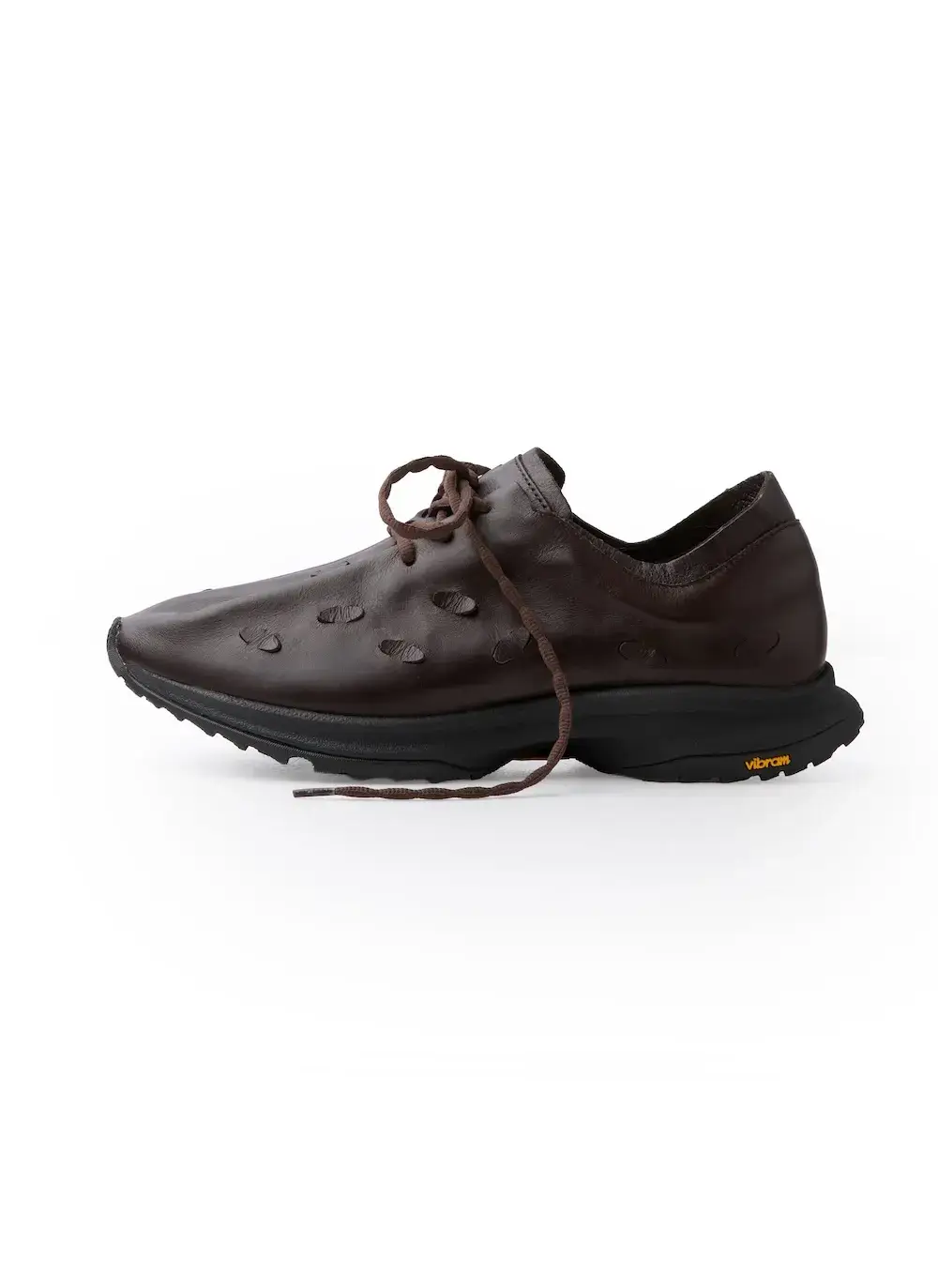 PAF PETAL TRAINERS: THE FIRST INDEPENDENT SNEAKER POST ARCHIVE FACTION releases the Petal Trainers. Learn about the Italian leather upper, Vibram MC2 sole, and variable lacing system. (image 3 of 4)
