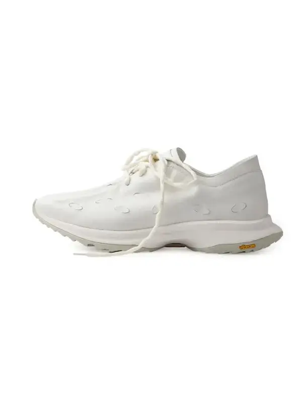 PAF PETAL TRAINERS: THE FIRST INDEPENDENT SNEAKER POST ARCHIVE FACTION releases the Petal Trainers. Learn about the Italian leather upper, Vibram MC2 sole, and variable lacing system. (image 2 of 4)