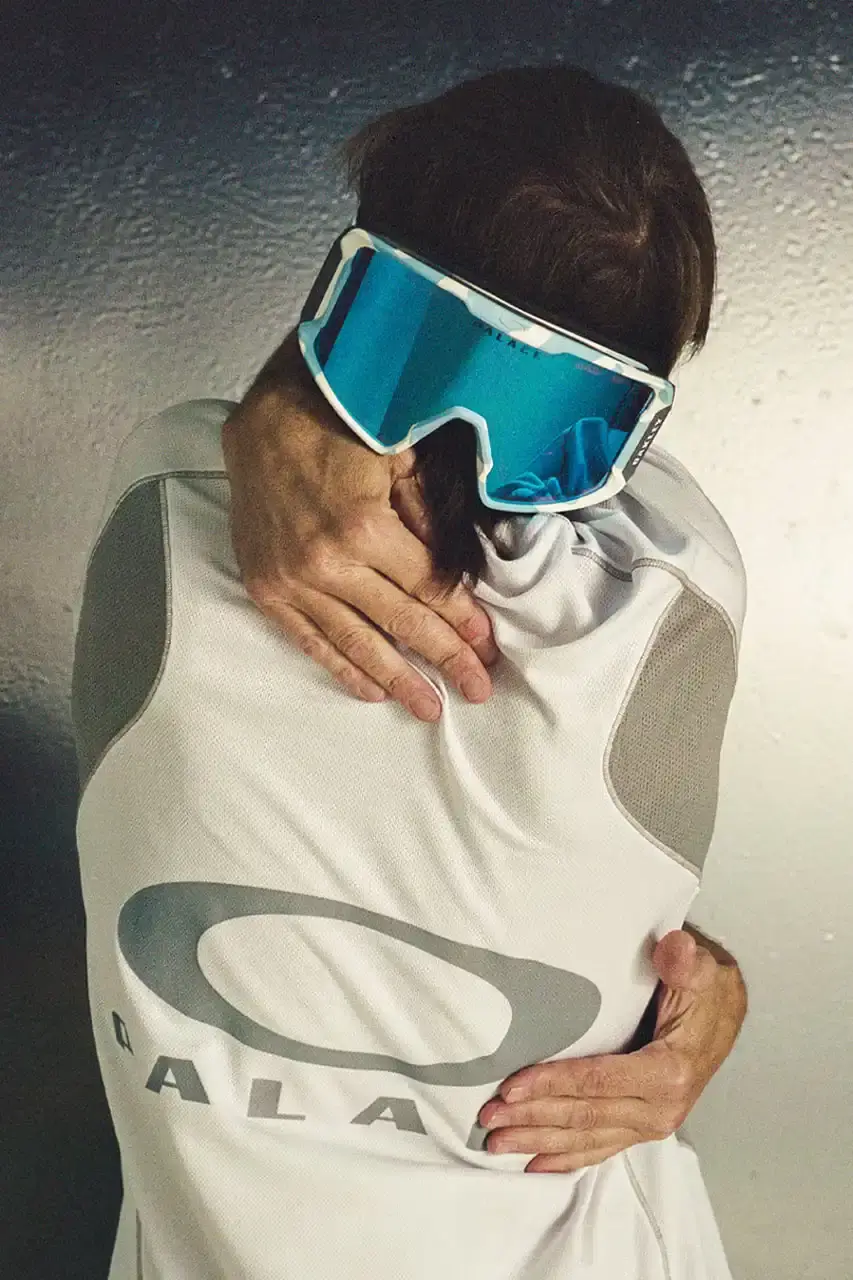 PALACE UNVEILS SNOWBOARD-FOCUSED WINTER COLLECTION WITH OAKLEY PALACE UNVEILS SNOWBOARD-FOCUSED WINTER COLLECTION WITH OAKLEY (image 10 of 10)