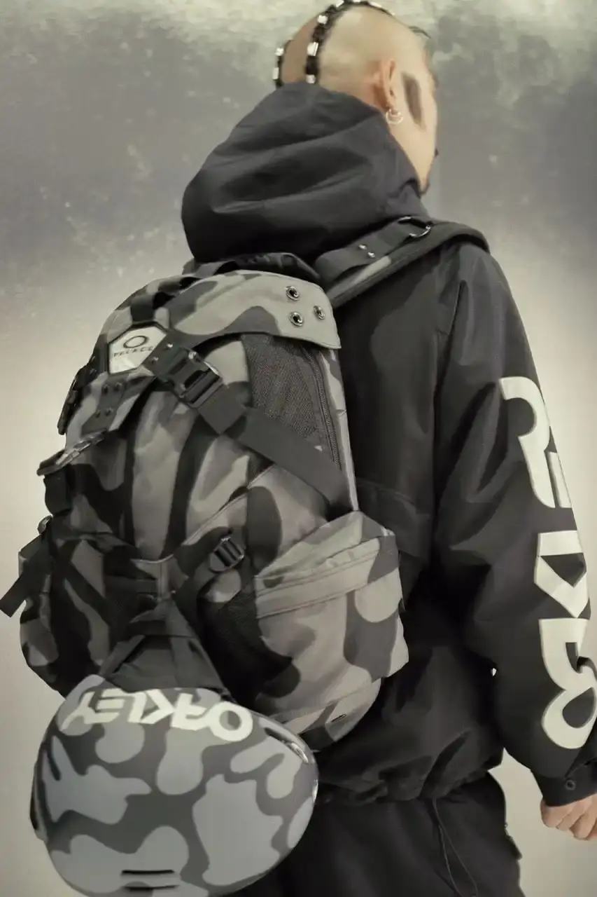 PALACE UNVEILS SNOWBOARD-FOCUSED WINTER COLLECTION WITH OAKLEY PALACE UNVEILS SNOWBOARD-FOCUSED WINTER COLLECTION WITH OAKLEY (image 4 of 10)