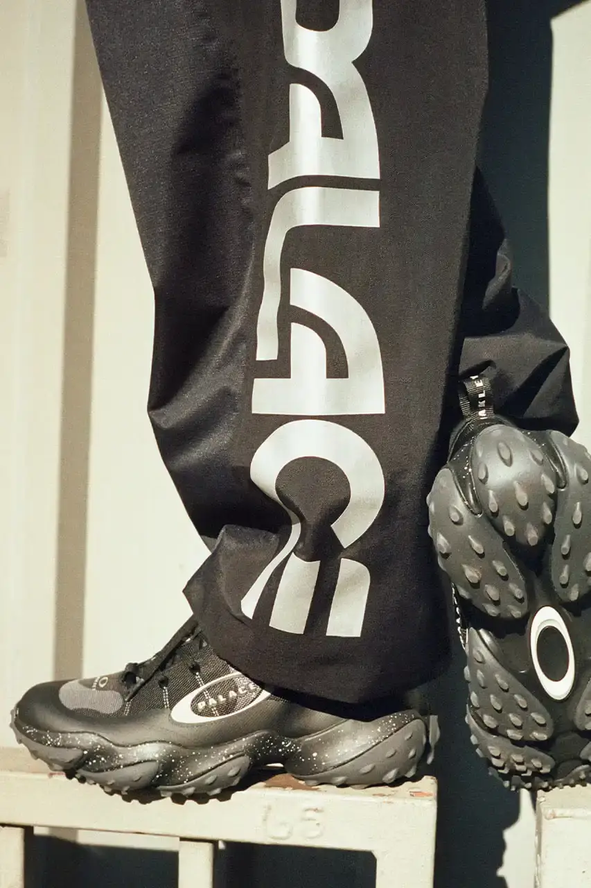 PALACE UNVEILS SNOWBOARD-FOCUSED WINTER COLLECTION WITH OAKLEY PALACE UNVEILS SNOWBOARD-FOCUSED WINTER COLLECTION WITH OAKLEY (image 8 of 10)