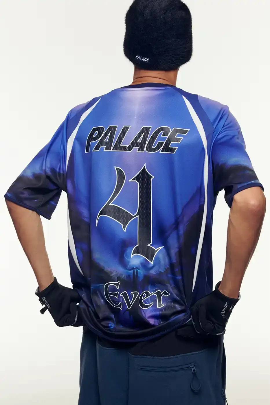 PALACE WINTER 2025 LOOKBOOK DROPS Palace Skateboards presents their Winter 2025 lookbook featuring winter jackets, long-sleeve apparel, and branded accessories for the cold season. (image 35 of 40)