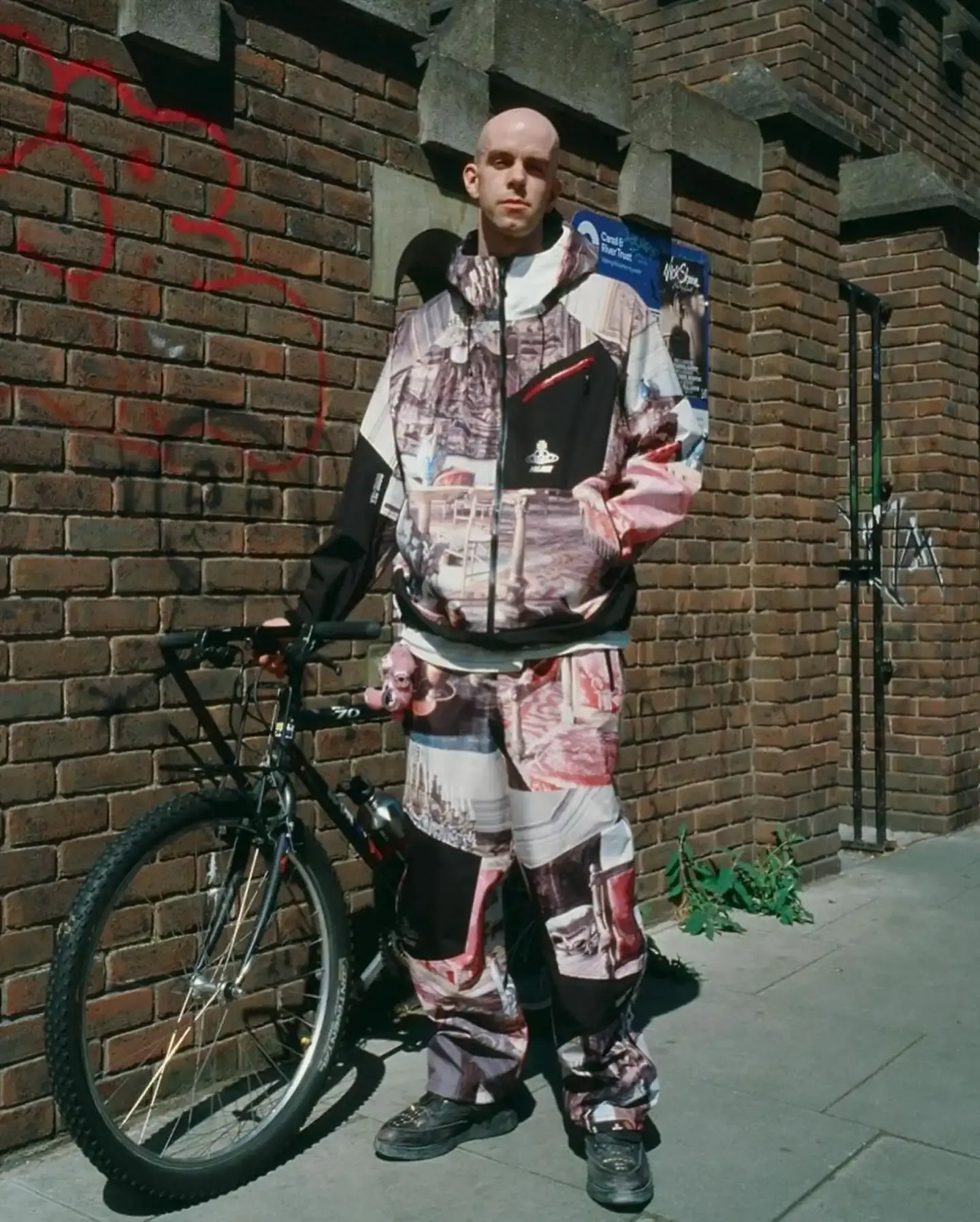 PALACE X VIVIENNE WESTWOOD FUSES SKATEBOARDING AND PUNK Palace x Vivienne Westwood (image 7 of 14)
