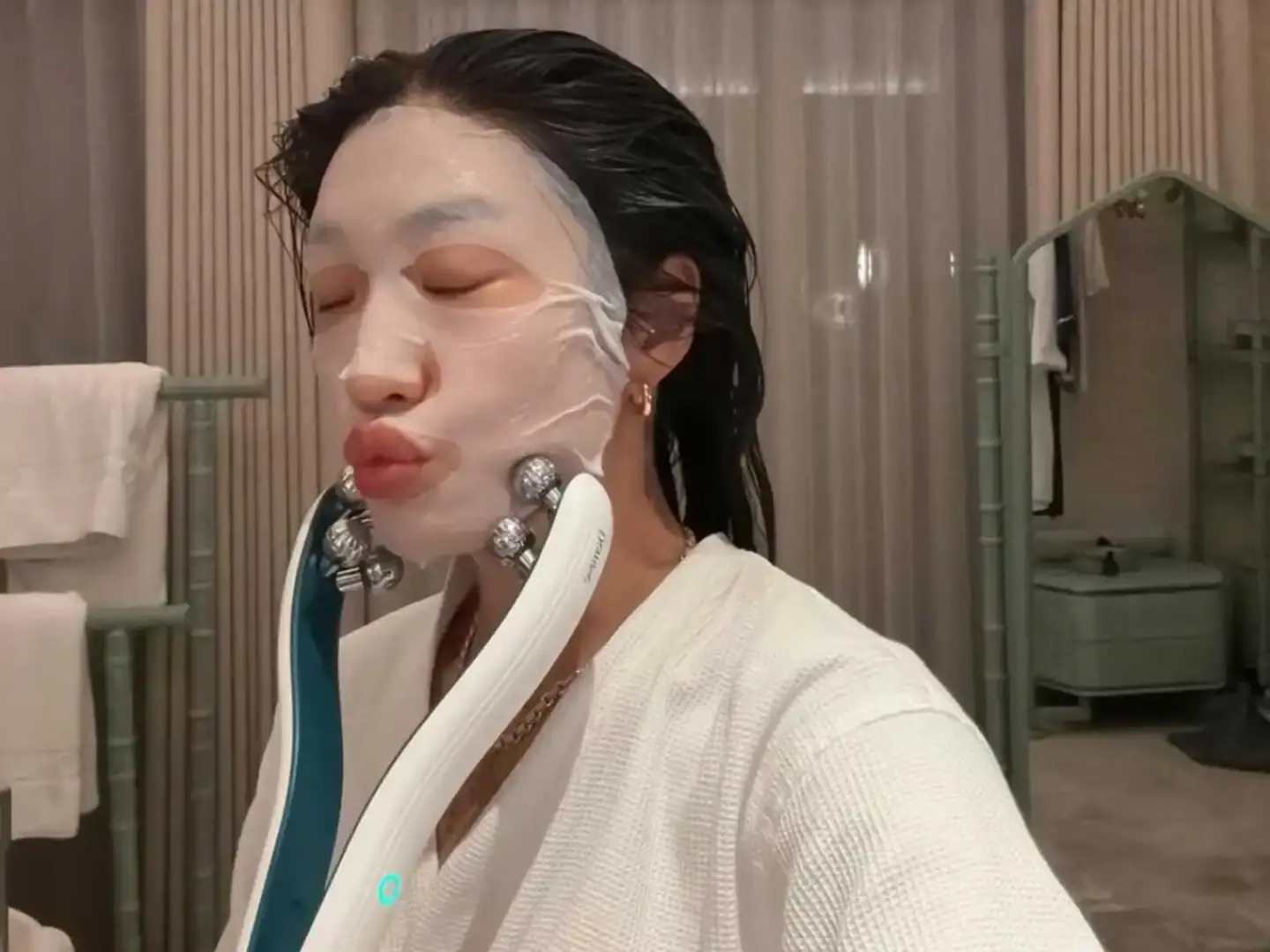 Article about Peggy Gou's new facial roller device featuring EMS and radio frequency technology, available for pre-order at 80 euros.