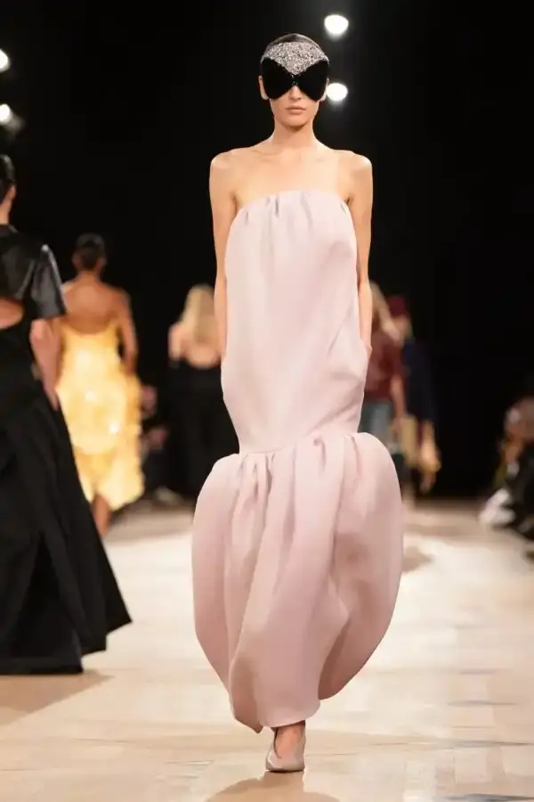 PIERPAOLO PICCIOLI'S FIRST BALENCIAGA COLLECTION Article about Pierpaolo Piccioli's debut collection for Balenciaga at Paris Fashion Week, featuring a new design direction. (image 12 of 12)