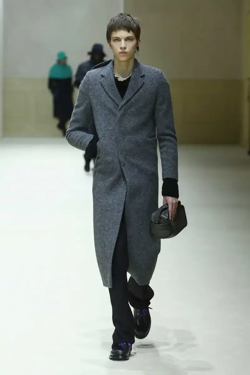 PRADA FALL/WINTER 2026 MENSWEAR REVIEW Analysis of Prada's Fall/Winter 2026 menswear collection presented in Milan, featuring structured tailoring, pastel color palette, and classical architectural influences. (image 21 of 26)