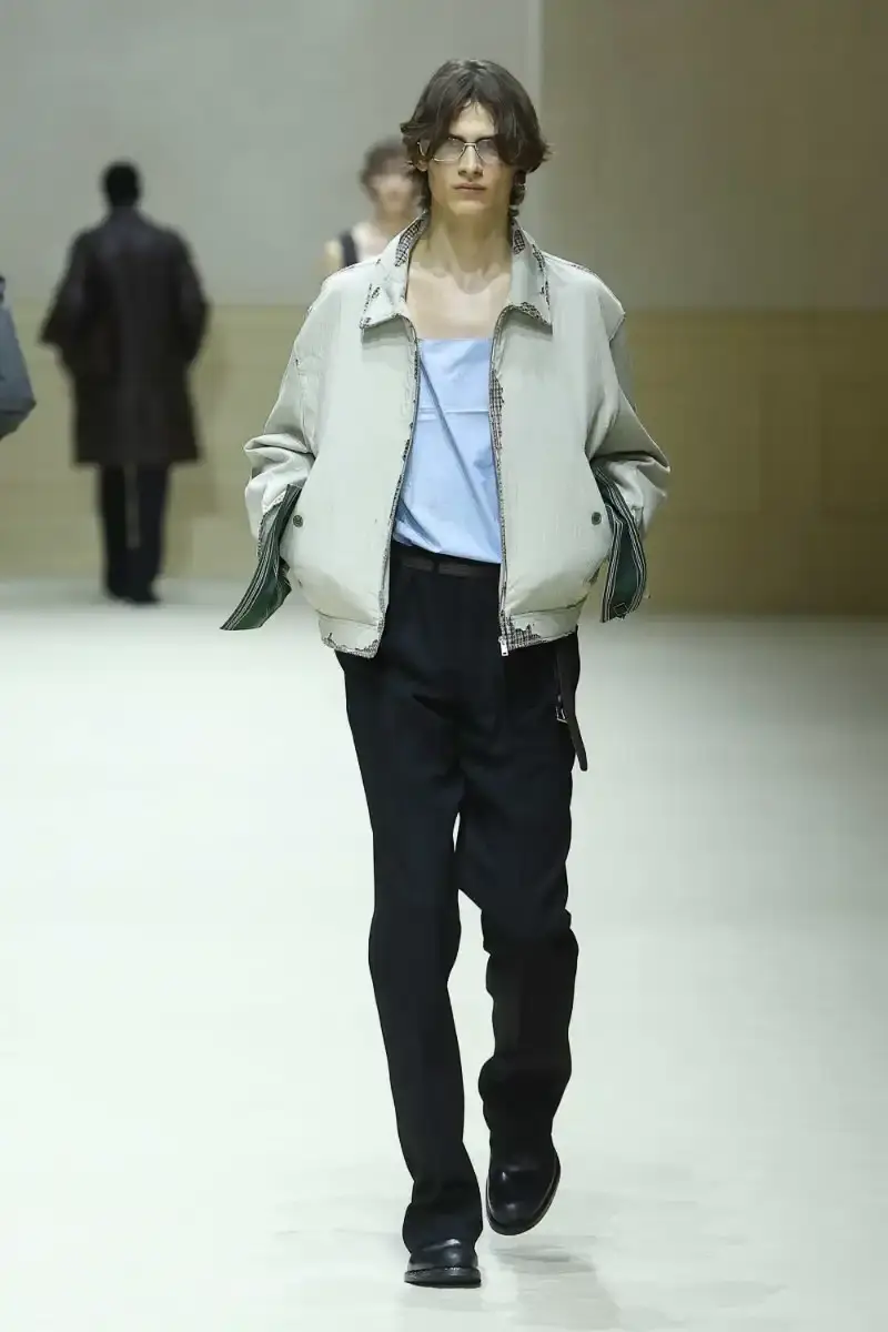 PRADA FALL/WINTER 2026 MENSWEAR REVIEW Analysis of Prada's Fall/Winter 2026 menswear collection presented in Milan, featuring structured tailoring, pastel color palette, and classical architectural influences. (image 9 of 26)