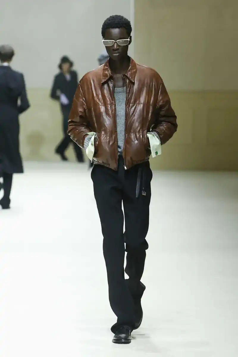 PRADA FALL/WINTER 2026 MENSWEAR REVIEW Analysis of Prada's Fall/Winter 2026 menswear collection presented in Milan, featuring structured tailoring, pastel color palette, and classical architectural influences. (image 16 of 26)