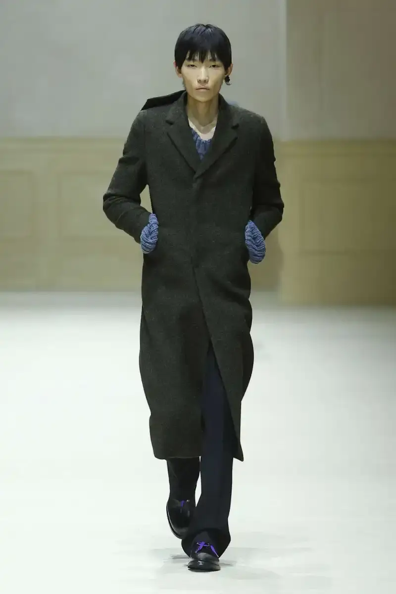 PRADA FALL/WINTER 2026 MENSWEAR REVIEW Analysis of Prada's Fall/Winter 2026 menswear collection presented in Milan, featuring structured tailoring, pastel color palette, and classical architectural influences. (image 22 of 26)