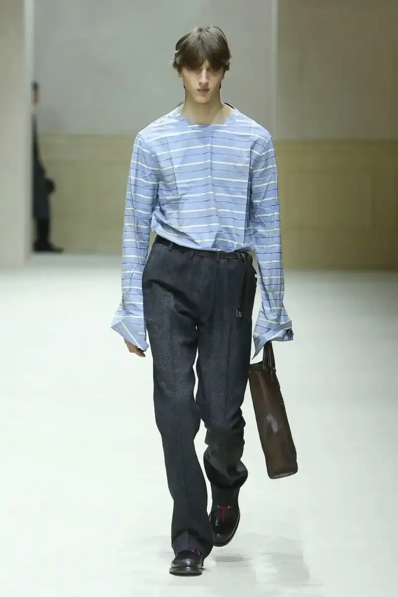 PRADA FALL/WINTER 2026 MENSWEAR REVIEW Analysis of Prada's Fall/Winter 2026 menswear collection presented in Milan, featuring structured tailoring, pastel color palette, and classical architectural influences. (image 23 of 26)