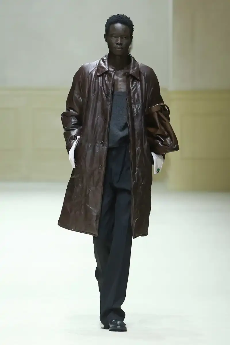 PRADA FALL/WINTER 2026 MENSWEAR REVIEW Analysis of Prada's Fall/Winter 2026 menswear collection presented in Milan, featuring structured tailoring, pastel color palette, and classical architectural influences. (image 17 of 26)