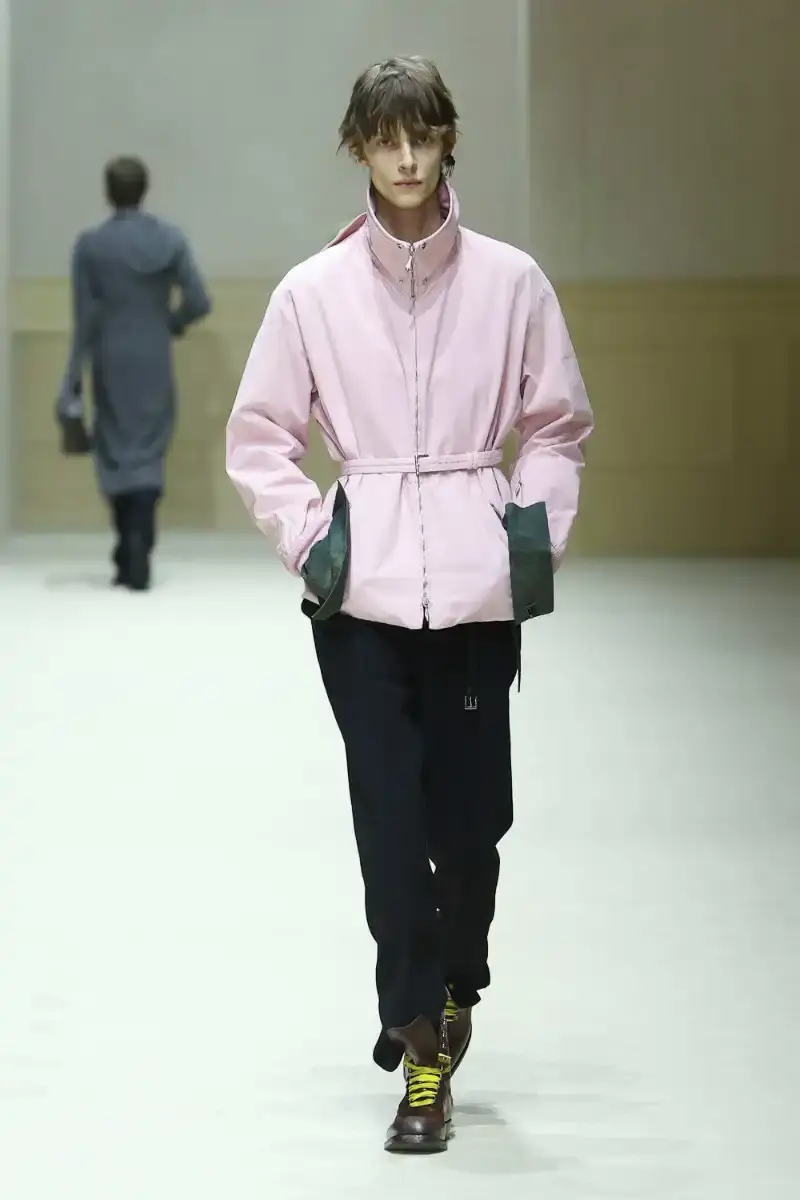 PRADA FALL/WINTER 2026 MENSWEAR REVIEW Analysis of Prada's Fall/Winter 2026 menswear collection presented in Milan, featuring structured tailoring, pastel color palette, and classical architectural influences. (image 14 of 26)