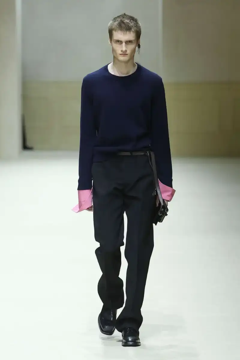 PRADA FALL/WINTER 2026 MENSWEAR REVIEW Analysis of Prada's Fall/Winter 2026 menswear collection presented in Milan, featuring structured tailoring, pastel color palette, and classical architectural influences. (image 18 of 26)
