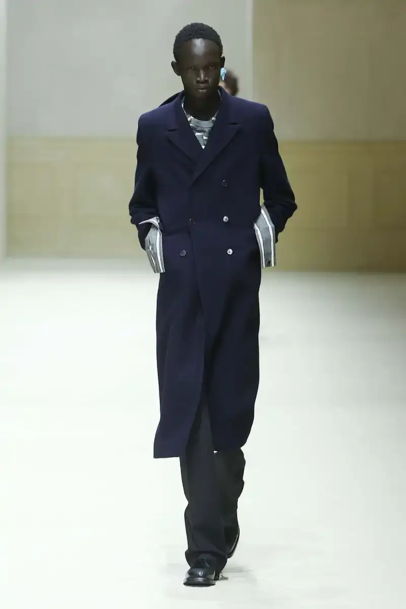 PRADA FALL/WINTER 2026 MENSWEAR REVIEW Analysis of Prada's Fall/Winter 2026 menswear collection presented in Milan, featuring structured tailoring, pastel color palette, and classical architectural influences. (image 25 of 26)