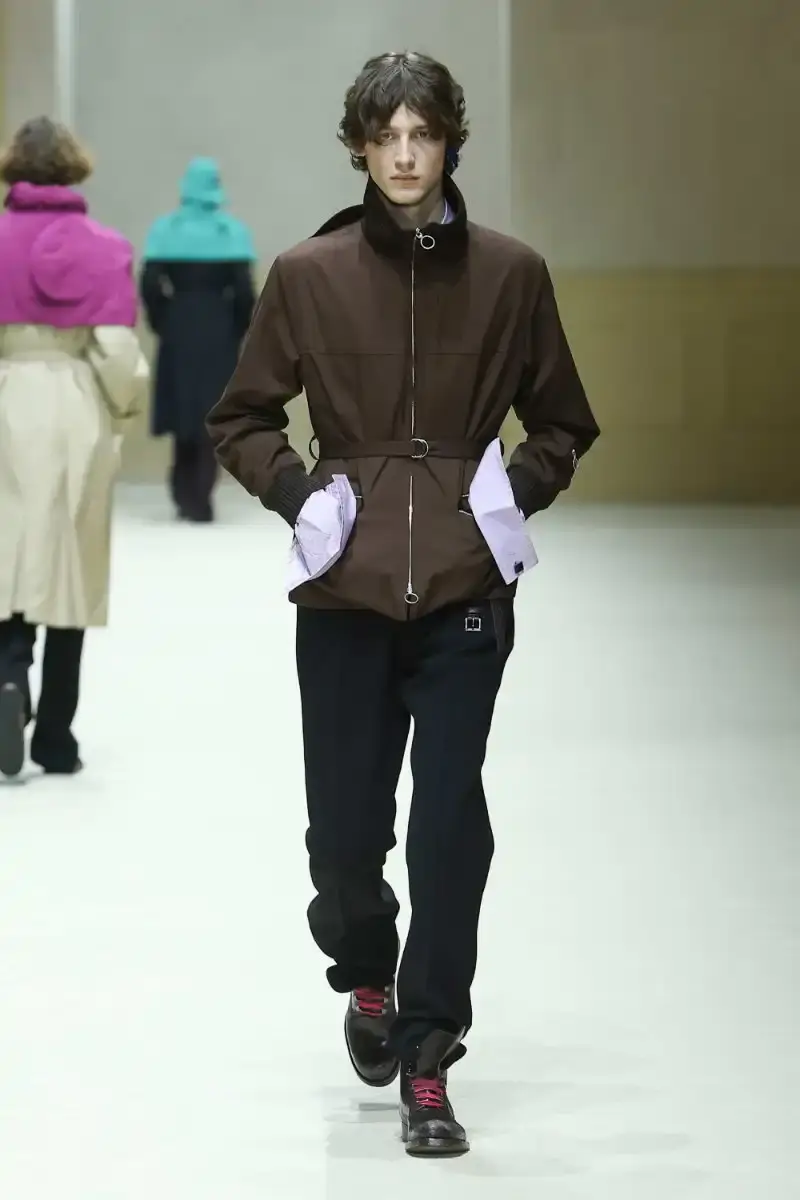 PRADA FALL/WINTER 2026 MENSWEAR REVIEW Analysis of Prada's Fall/Winter 2026 menswear collection presented in Milan, featuring structured tailoring, pastel color palette, and classical architectural influences. (image 13 of 26)