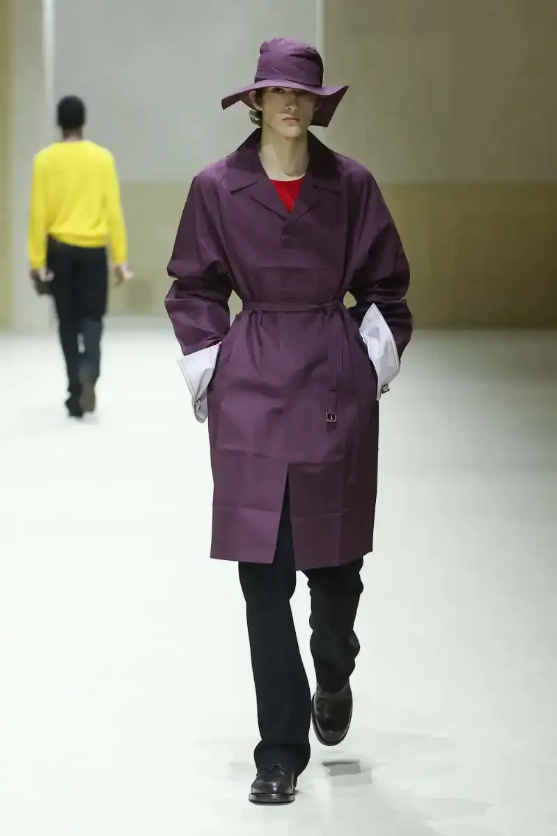PRADA FALL/WINTER 2026 MENSWEAR REVIEW Analysis of Prada's Fall/Winter 2026 menswear collection presented in Milan, featuring structured tailoring, pastel color palette, and classical architectural influences. (image 11 of 26)