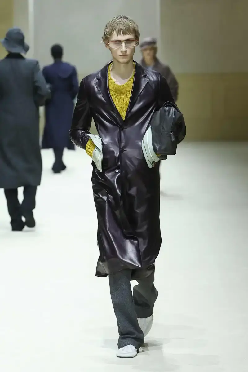 PRADA FALL/WINTER 2026 MENSWEAR REVIEW Analysis of Prada's Fall/Winter 2026 menswear collection presented in Milan, featuring structured tailoring, pastel color palette, and classical architectural influences. (image 12 of 26)