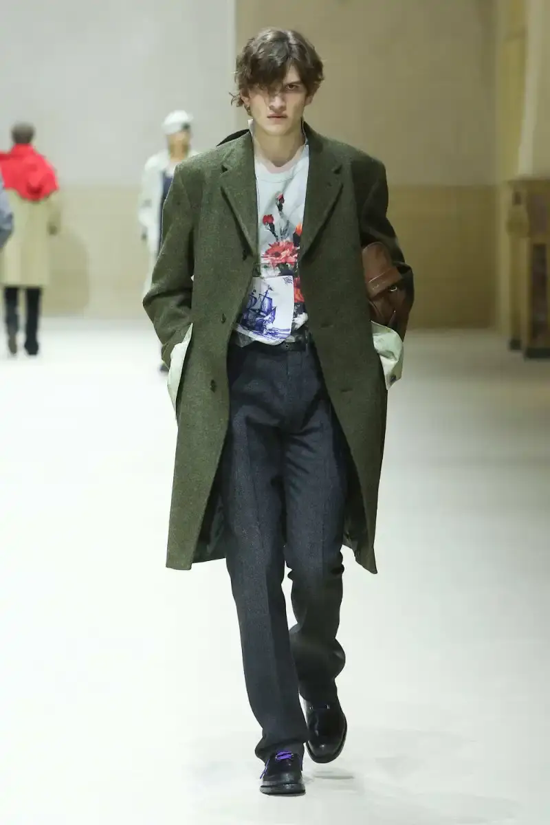 PRADA FALL/WINTER 2026 MENSWEAR REVIEW Analysis of Prada's Fall/Winter 2026 menswear collection presented in Milan, featuring structured tailoring, pastel color palette, and classical architectural influences. (image 6 of 26)