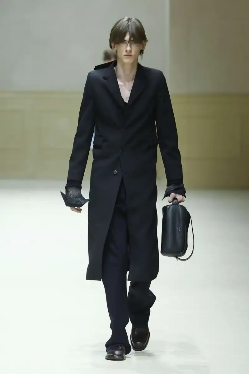 PRADA FALL/WINTER 2026 MENSWEAR REVIEW Analysis of Prada's Fall/Winter 2026 menswear collection presented in Milan, featuring structured tailoring, pastel color palette, and classical architectural influences. (image 24 of 26)