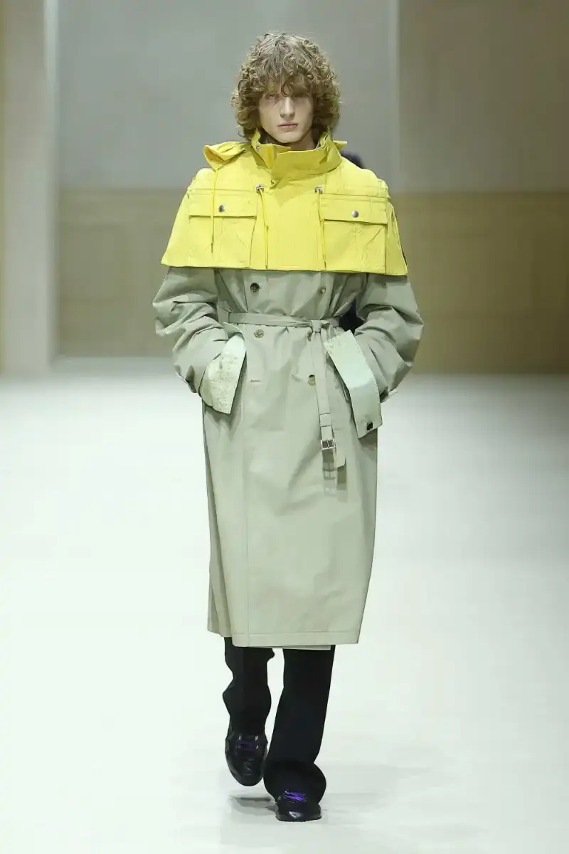 PRADA FALL/WINTER 2026 MENSWEAR REVIEW Analysis of Prada's Fall/Winter 2026 menswear collection presented in Milan, featuring structured tailoring, pastel color palette, and classical architectural influences. (image 19 of 26)