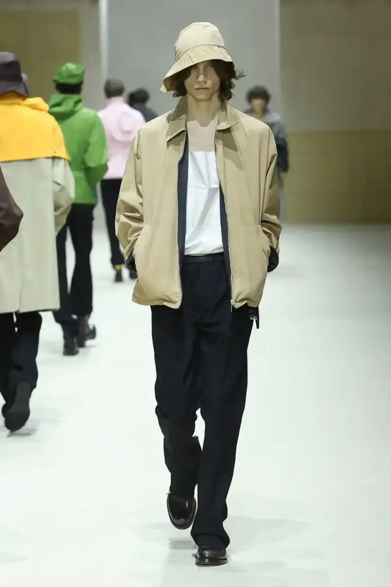PRADA FALL/WINTER 2026 MENSWEAR REVIEW Analysis of Prada's Fall/Winter 2026 menswear collection presented in Milan, featuring structured tailoring, pastel color palette, and classical architectural influences. (image 4 of 26)