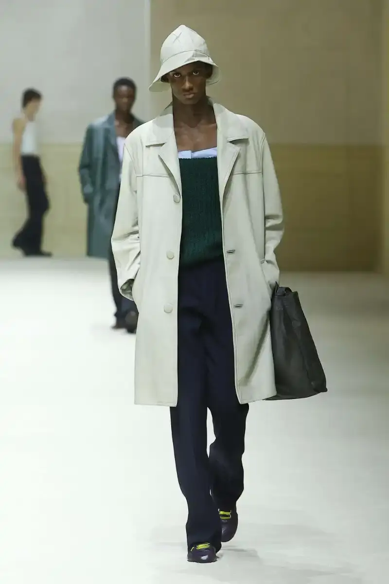 PRADA FALL/WINTER 2026 MENSWEAR REVIEW Analysis of Prada's Fall/Winter 2026 menswear collection presented in Milan, featuring structured tailoring, pastel color palette, and classical architectural influences. (image 8 of 26)