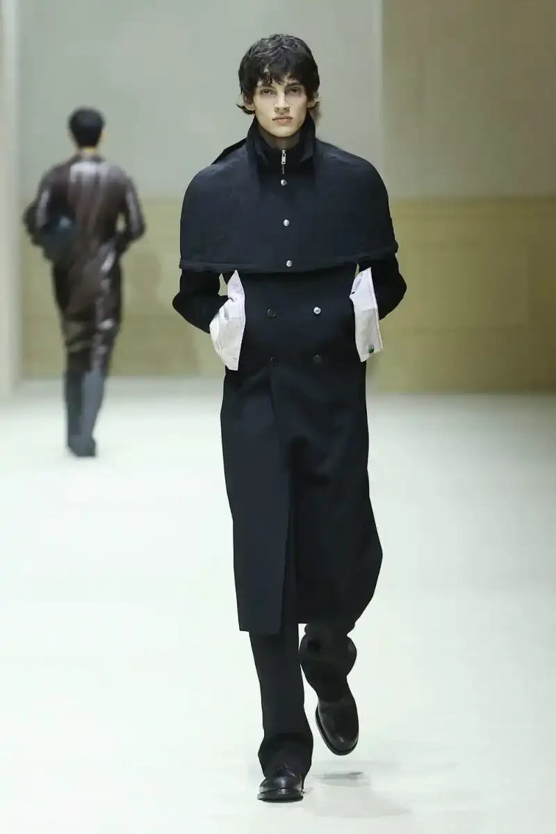 PRADA FALL/WINTER 2026 MENSWEAR REVIEW Analysis of Prada's Fall/Winter 2026 menswear collection presented in Milan, featuring structured tailoring, pastel color palette, and classical architectural influences. (image 3 of 26)
