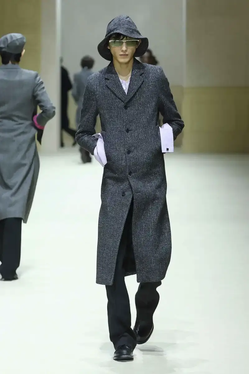 PRADA FALL/WINTER 2026 MENSWEAR REVIEW Analysis of Prada's Fall/Winter 2026 menswear collection presented in Milan, featuring structured tailoring, pastel color palette, and classical architectural influences. (image 15 of 26)