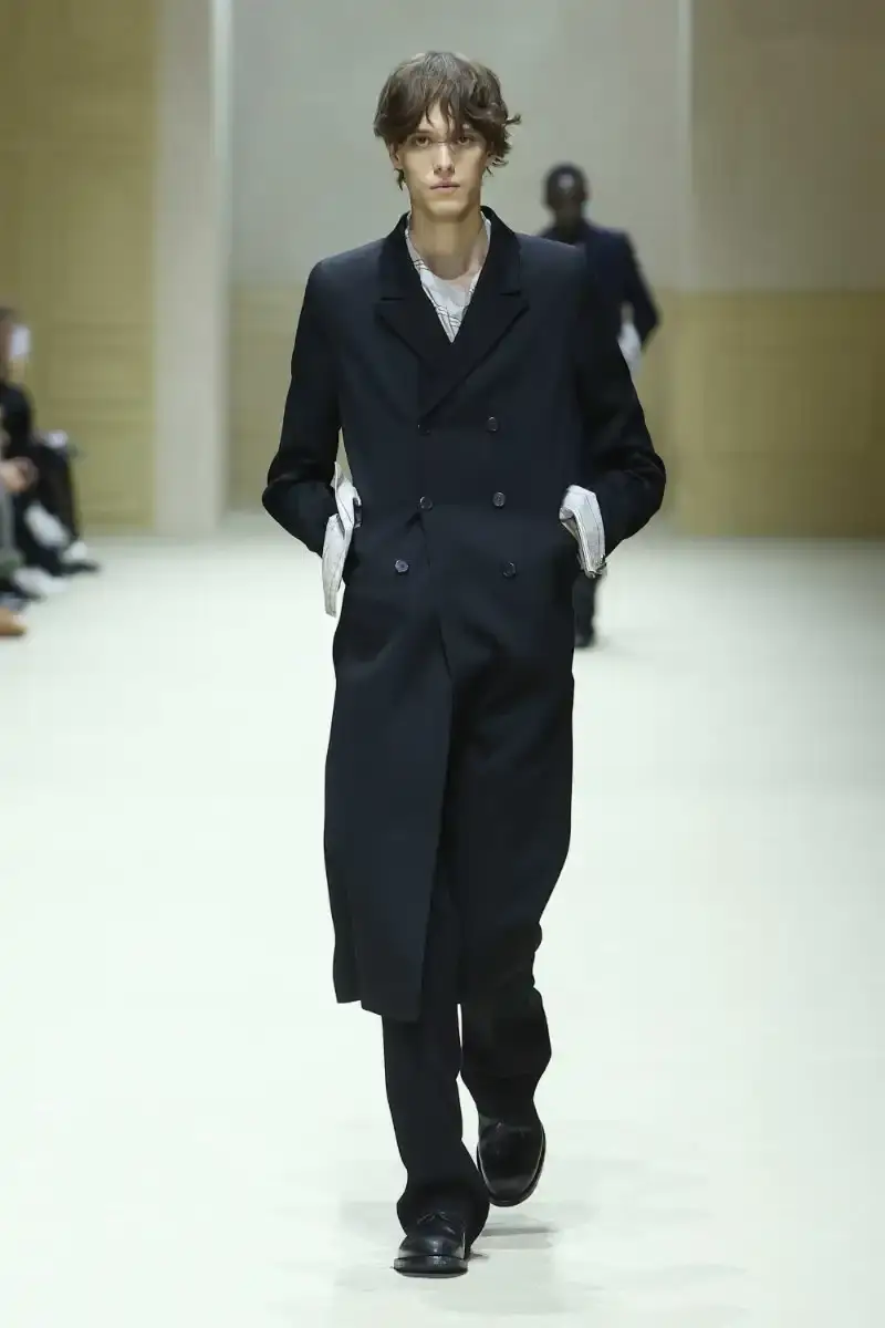 PRADA FALL/WINTER 2026 MENSWEAR REVIEW Analysis of Prada's Fall/Winter 2026 menswear collection presented in Milan, featuring structured tailoring, pastel color palette, and classical architectural influences. (image 26 of 26)