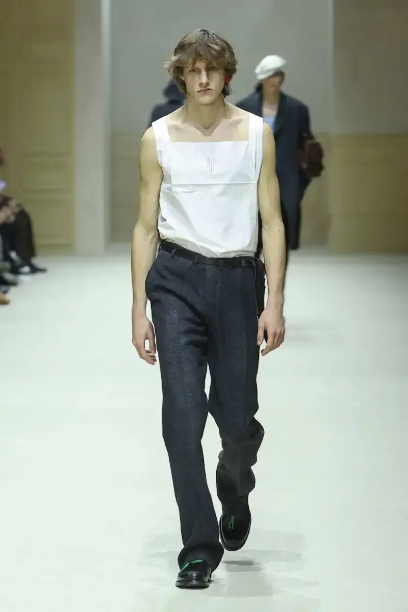 PRADA FALL/WINTER 2026 MENSWEAR REVIEW Analysis of Prada's Fall/Winter 2026 menswear collection presented in Milan, featuring structured tailoring, pastel color palette, and classical architectural influences. (image 7 of 26)