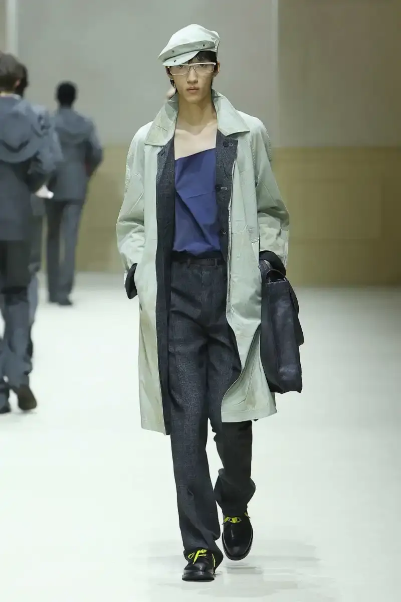 PRADA FALL/WINTER 2026 MENSWEAR REVIEW Analysis of Prada's Fall/Winter 2026 menswear collection presented in Milan, featuring structured tailoring, pastel color palette, and classical architectural influences. (image 5 of 26)