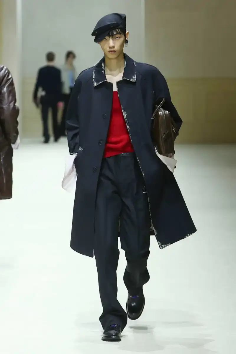 PRADA FALL/WINTER 2026 MENSWEAR REVIEW Analysis of Prada's Fall/Winter 2026 menswear collection presented in Milan, featuring structured tailoring, pastel color palette, and classical architectural influences. (image 10 of 26)