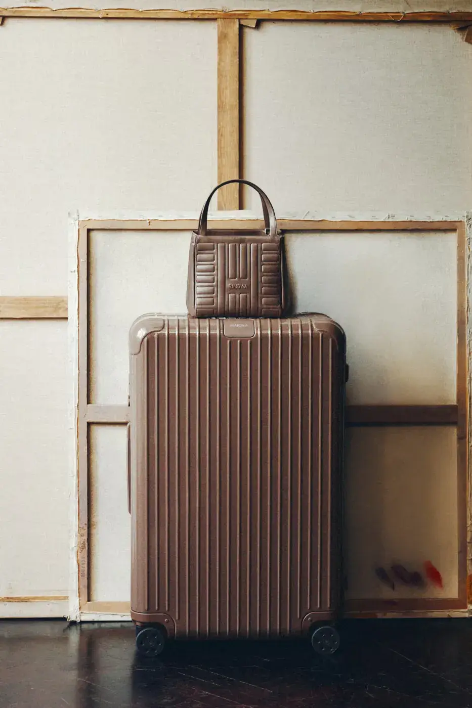 RIMOWA ADDS UMBER AND ULTRAMARINE TO ESSENTIAL AND GROOVE image about two new RIMOWA colors, Umber brown and Ultramarine blue, applied to Essential suitcases and Groove leather bags. Actor Joe Alwyn plays a young painter in the campaign. (image 6 of 10)