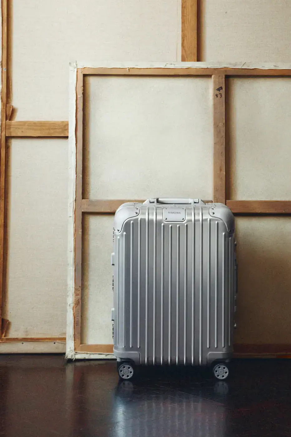 RIMOWA ADDS UMBER AND ULTRAMARINE TO ESSENTIAL AND GROOVE image about two new RIMOWA colors, Umber brown and Ultramarine blue, applied to Essential suitcases and Groove leather bags. Actor Joe Alwyn plays a young painter in the campaign. (image 7 of 10)