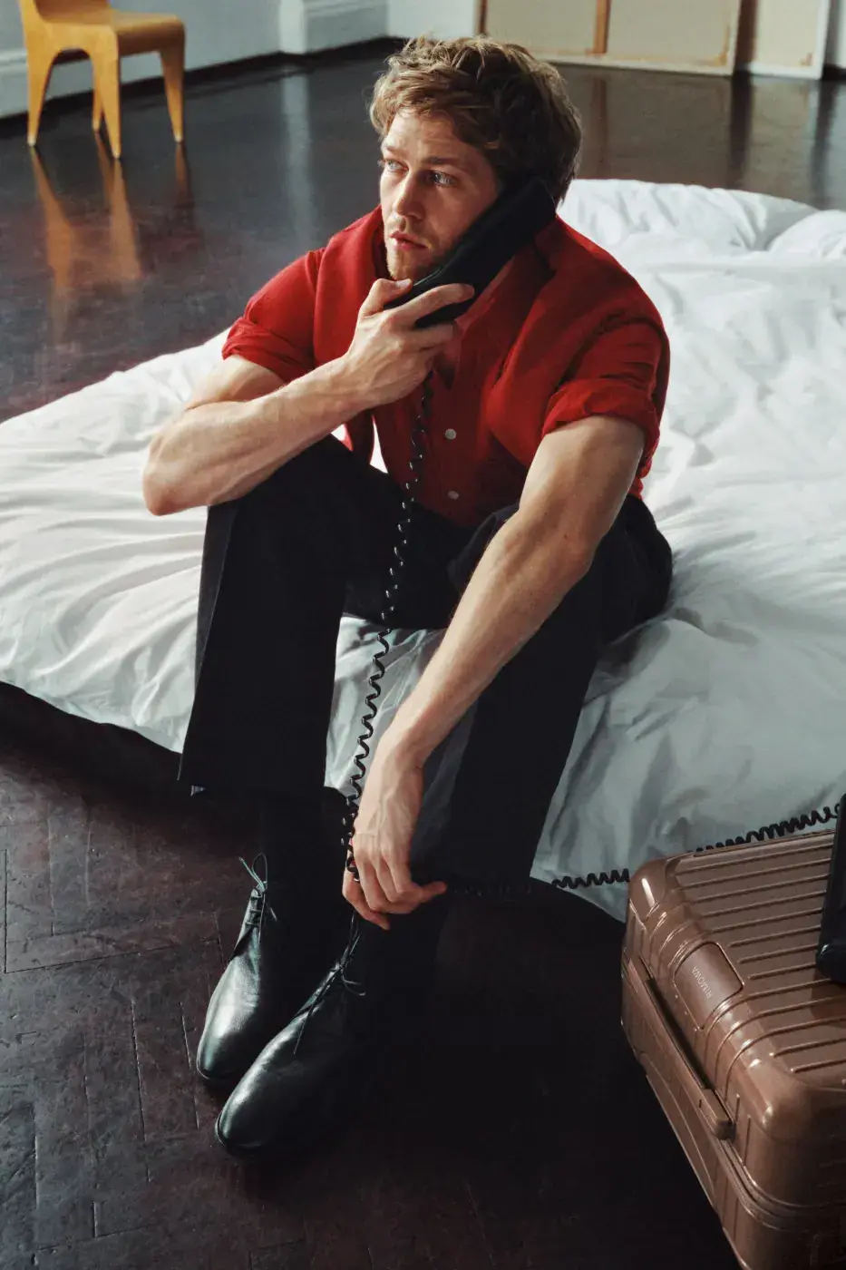 RIMOWA ADDS UMBER AND ULTRAMARINE TO ESSENTIAL AND GROOVE image about two new RIMOWA colors, Umber brown and Ultramarine blue, applied to Essential suitcases and Groove leather bags. Actor Joe Alwyn plays a young painter in the campaign.