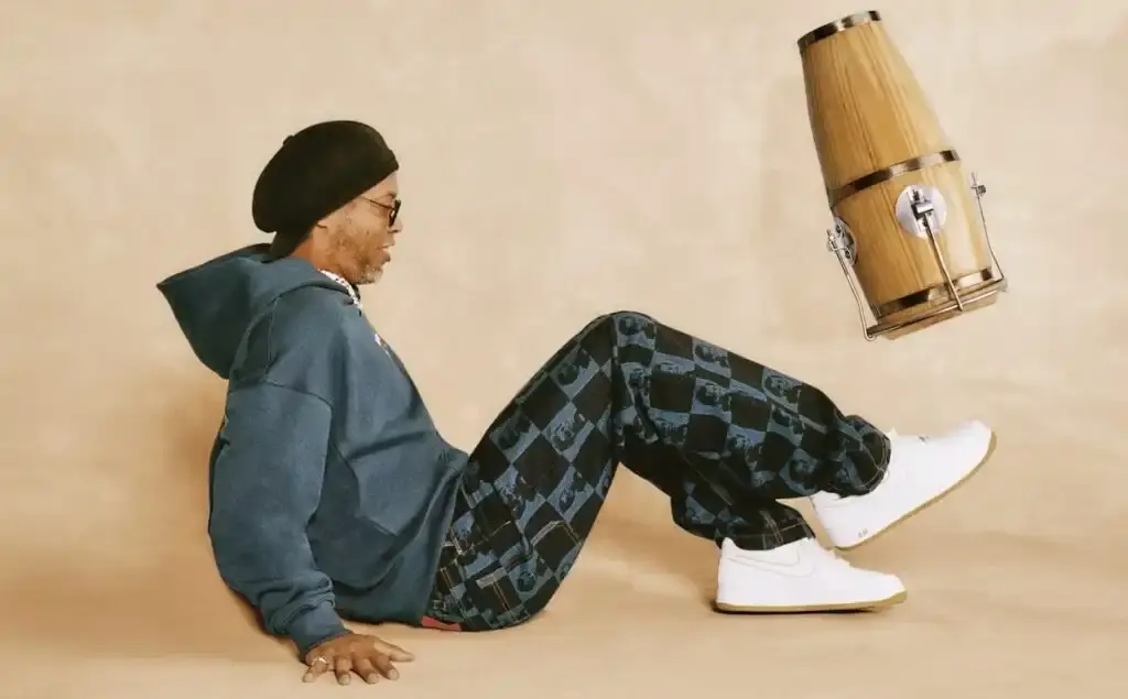 Blue jacquard sweater depicting Ronaldinho receiving the Ballon d'Or trophy, woven into the fabric