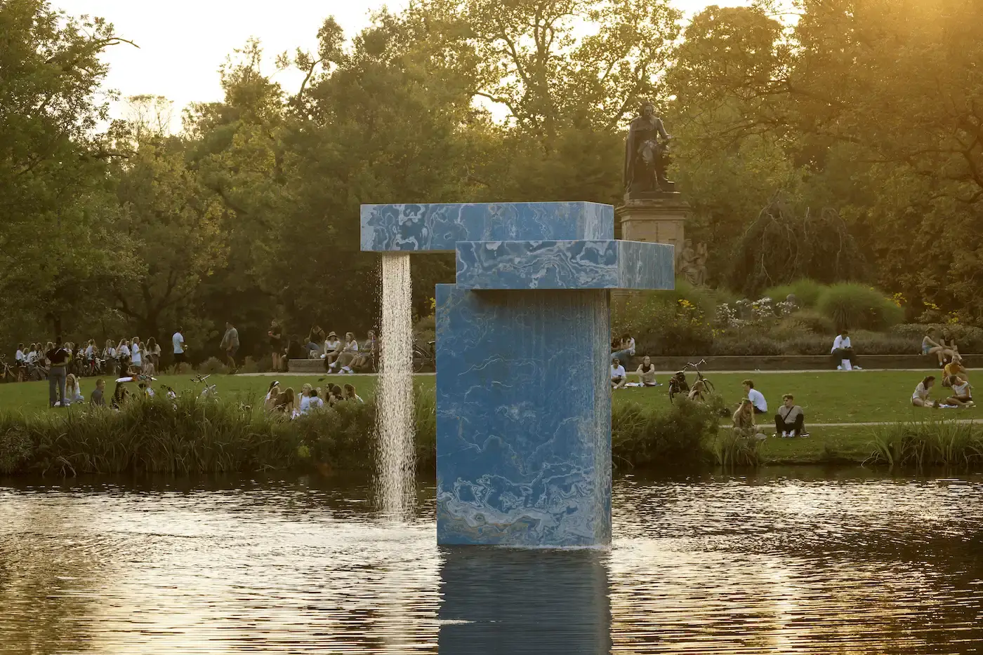 SABINE MARCELIS' ONYX FOUNTAIN TRANSFORMS VONDELPARK IN AMSTERDAM Vondel Fountain, Stacked: A large, striking fountain made of stacked, recycled onyx slabs located in one of the lakes in Amsterdam's Vondelpark. Water cascades from two sides, creating a soothing, relaxing sound (image 6 of 7)