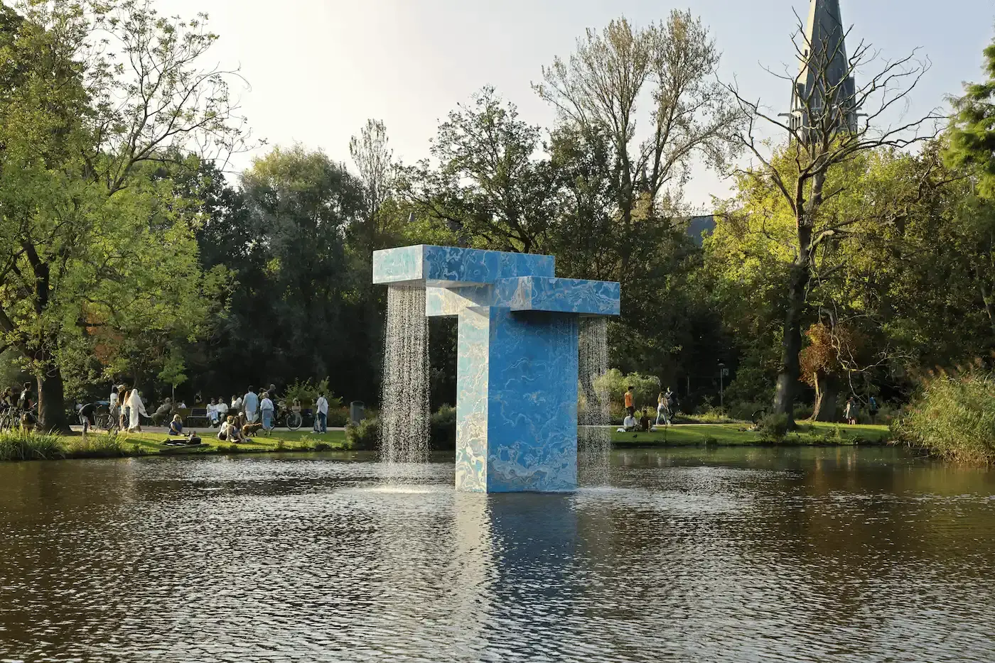 SABINE MARCELIS' ONYX FOUNTAIN TRANSFORMS VONDELPARK IN AMSTERDAM Vondel Fountain, Stacked: A large, striking fountain made of stacked, recycled onyx slabs located in one of the lakes in Amsterdam's Vondelpark. Water cascades from two sides, creating a soothing, relaxing sound (image 2 of 7)