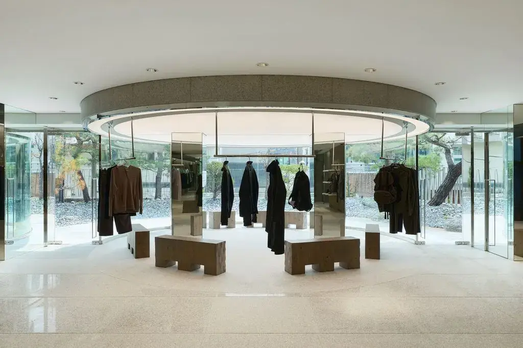 SAN SAN GEAR OPENS HANNAM STORE IN SEOUL An editorial overview detailing the layout, interior design, and location of the new San San Gear store in Hannam.