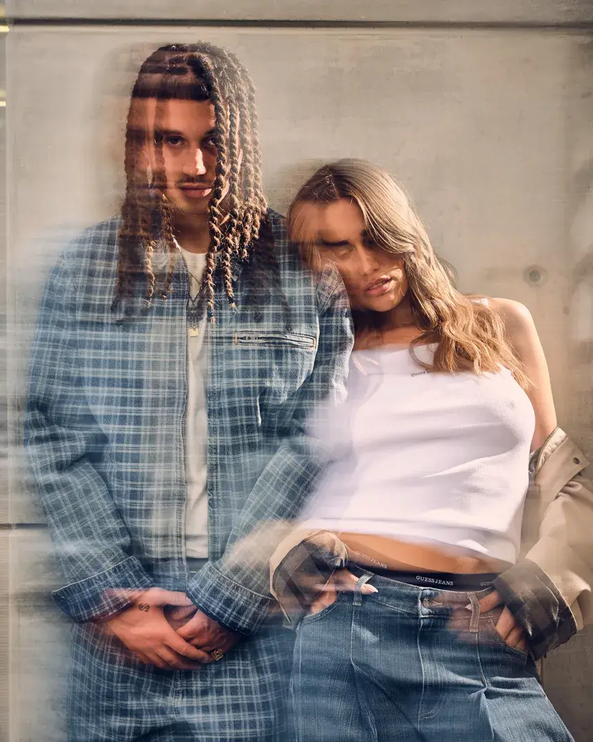 SAYF AND CLARA FRONT GUESS JEANS PRE FALL 2026 An IMAGE detailing the GUESS JEANS Pre Fall 2026 fashion campaign featuring musical artists Sayf and Clara in Milan.