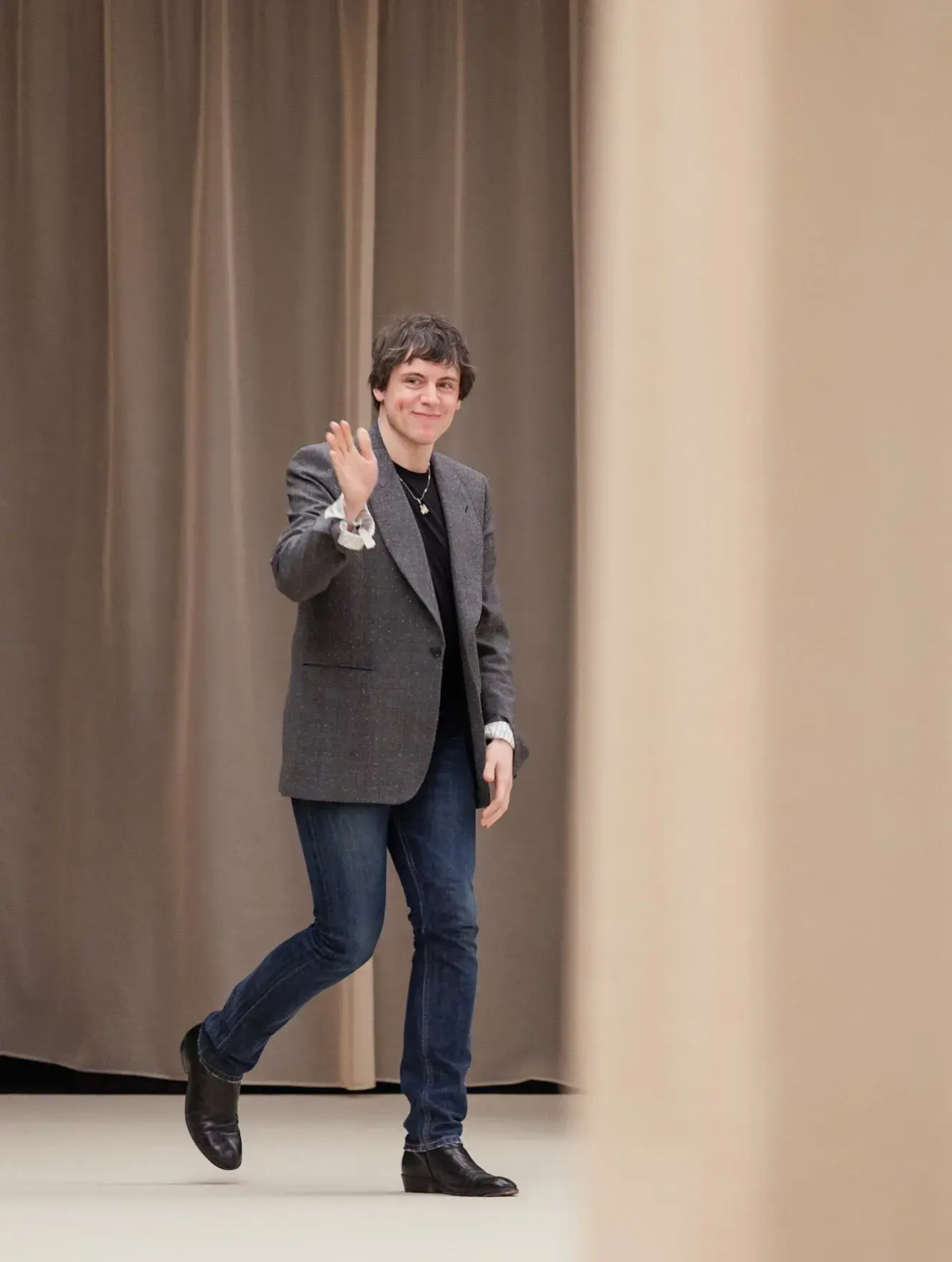 image of of Seán McGirr as creative director of Alexander McQueen, with the Kering statement, the restructuring of the brand and the London debut planned for the successor.